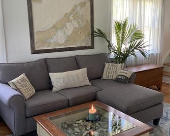 Seaside seclusion, salt water sanctuary! - Greenport - Sala de estar