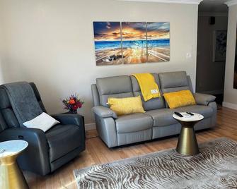 Crest retreat home - San Leandro - Living room