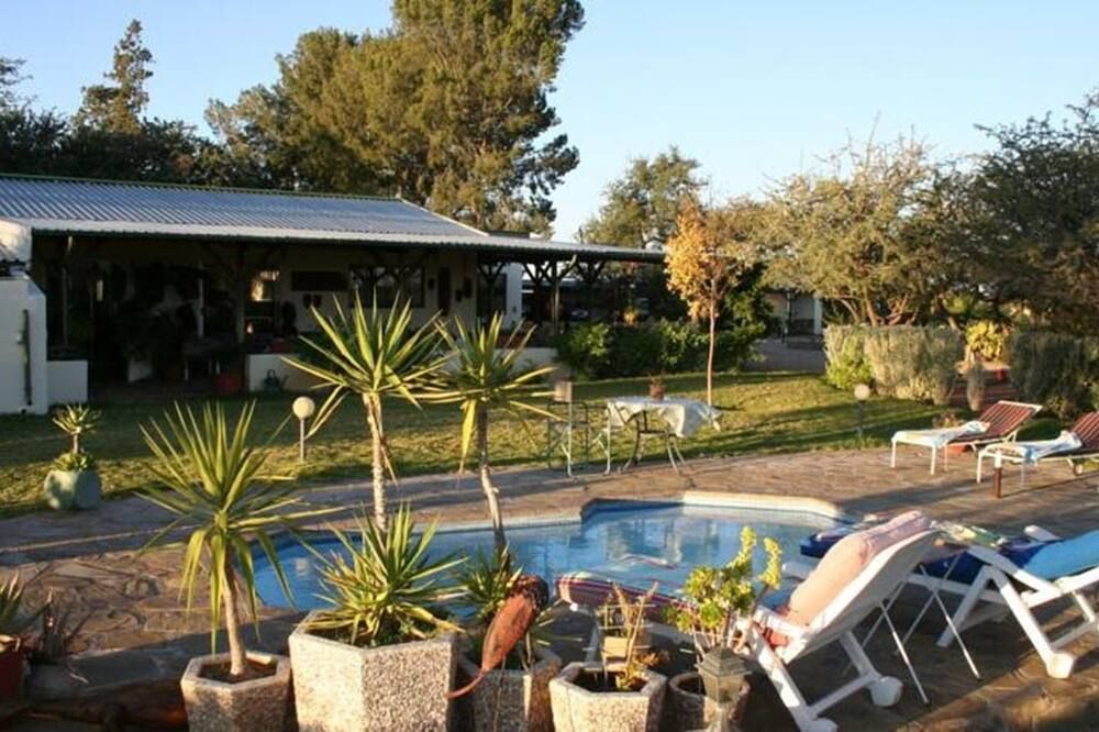 Etango Ranch Guest Farm - ווינדהוק - בריכה