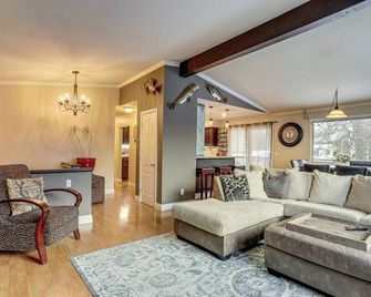 Theater Room + Fire Pit: Anchorage Family Retreat - Anchorage - Sala de estar