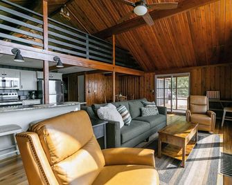 Round Rock Cabin-Rustic Charm for Family Gatherings - Farmerville - Living room