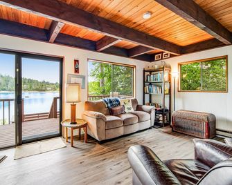 Sound Retreat - Shelton - Living room