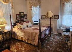 Victorian Home with Lots of Vintage Charm! - Franklin - Habitación