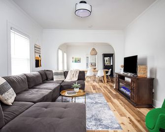 Cozy Beach House: 1 Block to Lake. - South Haven - Living room