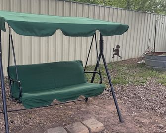 Simple, comfy room seconds to historic downtown and Texas Frontier trails. - Mineral Wells - Terasa