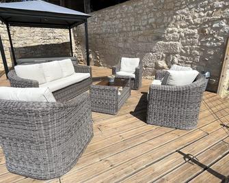 Beautiful white stone gîte in a character property with swimming pool - Cahuzac-sur-Vère - Patio