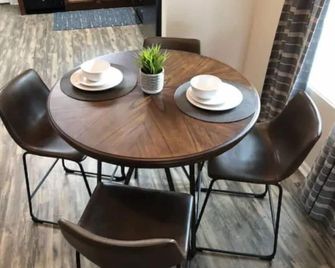 New Sleek, Contemporary Home Near Med School - Joplin - Essbereich
