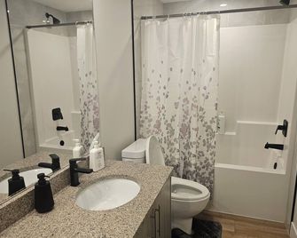 Modern Private Suite Fast Wifi Parking Quiet Stay - Prince George