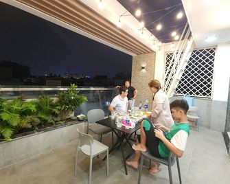 Moon's house/6 beds/10 persons/2,5 baths/full house/near Airport/BBQ rooftop - Ciudad Ho Chi Minh - Balcón