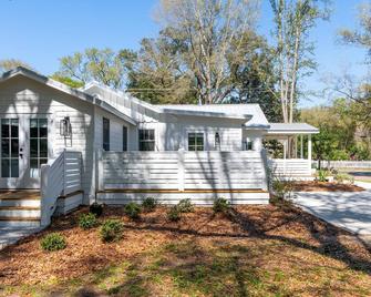 Palmetto Bungalow - Quaint, original Fairhope cottage close to town. - Fairhope - Building