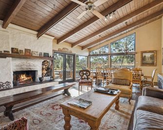 Sonoma Farmhouse 6 private acres; 5 King Suites, plus Barn, Pool, Bocce & HotTub - Sonoma - Stue