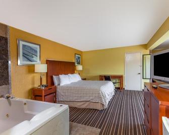 Lodge at Mill Creek, a Ramada by Wyndham - Pigeon Forge - Bedroom