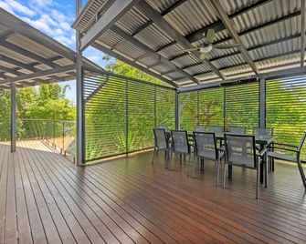 Family-Sized Retreat with Private Garage - Brighton - Balcony