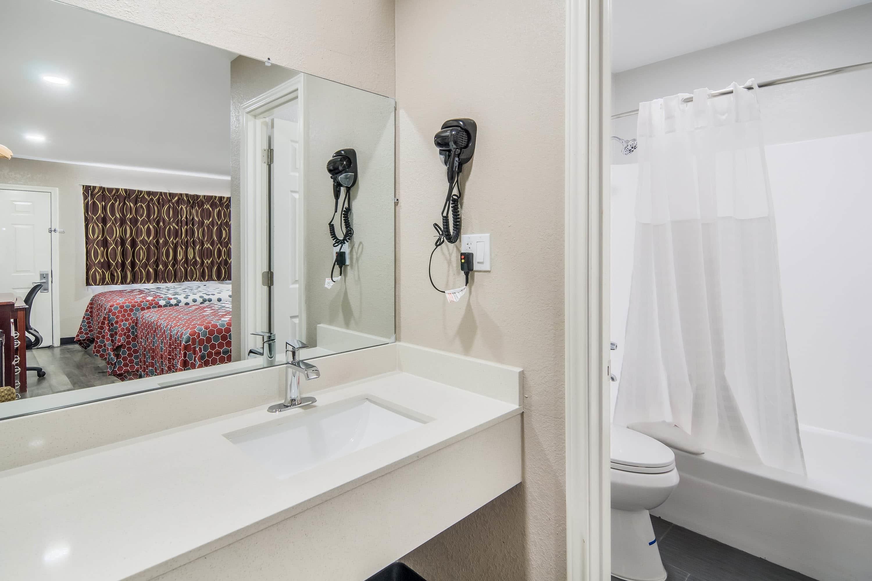 Super 8 by Wyndham Waco North I-35 - Waco - Bathroom