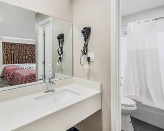 Super 8 by Wyndham Waco North I-35 - Waco - Bathroom