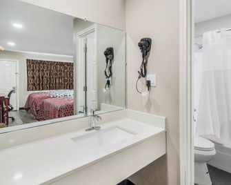 Super 8 by Wyndham Waco North I-35 - Waco - Bathroom