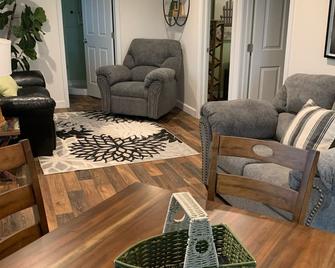 Most Popular Spot On Sylvan Beach! Next Door To Lake House Casino - Sylvan Beach - Living room