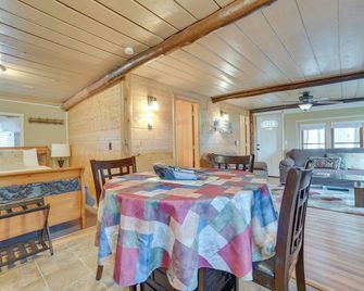 Cozy Houghton Lake Vacation Rental w/ Fireplace! - Houghton Lake - Dining room