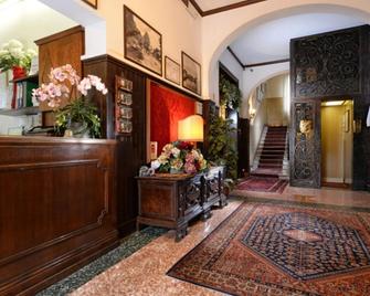 Hotel La Meridiana - Venice - Front desk