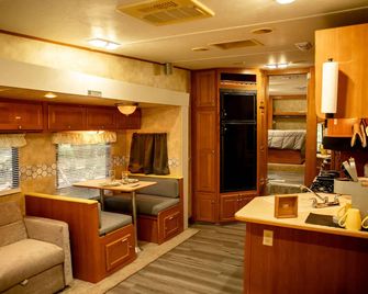 Cozy RV with fire pit on 7 acres in Winder ONLY 20 minutes from the UGA stadium - Winder - Cocina
