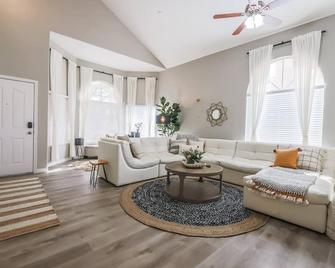 Las Vegas Home w/Pool & Spa,Casa Del Sol - North Las Vegas - Living room