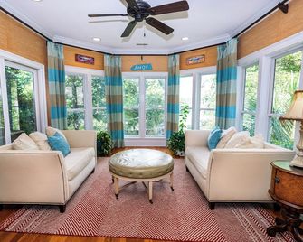 Lakefront Heaven! Pool, Cabana, Big yard & porches, kayak, In Lex! Boat Option! - Lexington - Вітальня