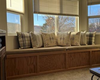 Cozy Retreat only 10 minutes from Whiskey Row and Court House Square. - Prescott Valley - Wohnzimmer