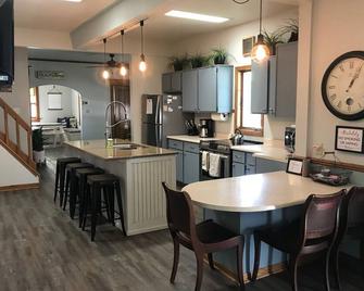 Perfect Rating DT Home! Walk to Beach, Eats and More! 5 Min. to Road America! - Elkhart Lake - Cocina