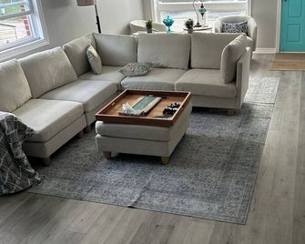 Elmwood Coast&Hearth Retreat- Large Deck + Bar + Firepit 5 min walk to the beach - Fort Erie - Living room