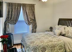 Cozy well- appointed apartment on Mas & Ri line - Pawtucket - Bedroom