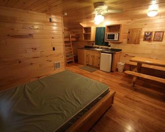 Mackinac Lake Trail Motel - Mackinaw City - Bedroom