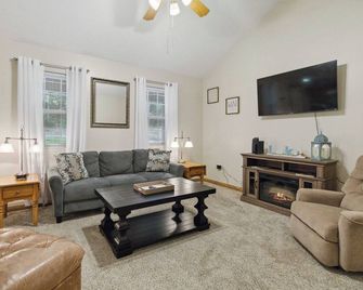 Haven on Harmony 414C- Fun, Lake Cumberland, Golf Carts, Pickleball, Pool - Burnside - Living room