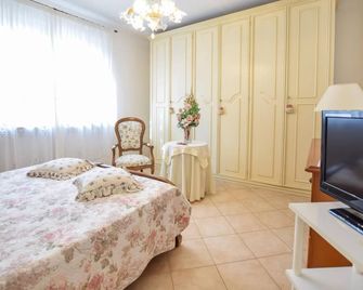 Lovely home in Capezzano with kitchen - Seravezza - Bedroom