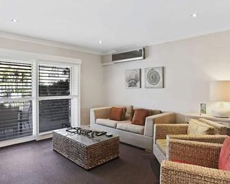 Oaks Pacific Blue Pool spa more in complex - Salamander Bay - Living room