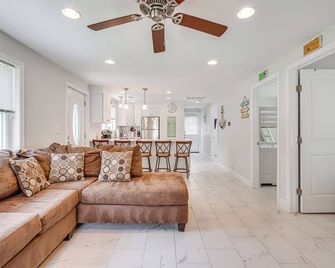 1/2 Mi to Beach: Family Retreat in Old Lyme! - Old Lyme - Sala de estar