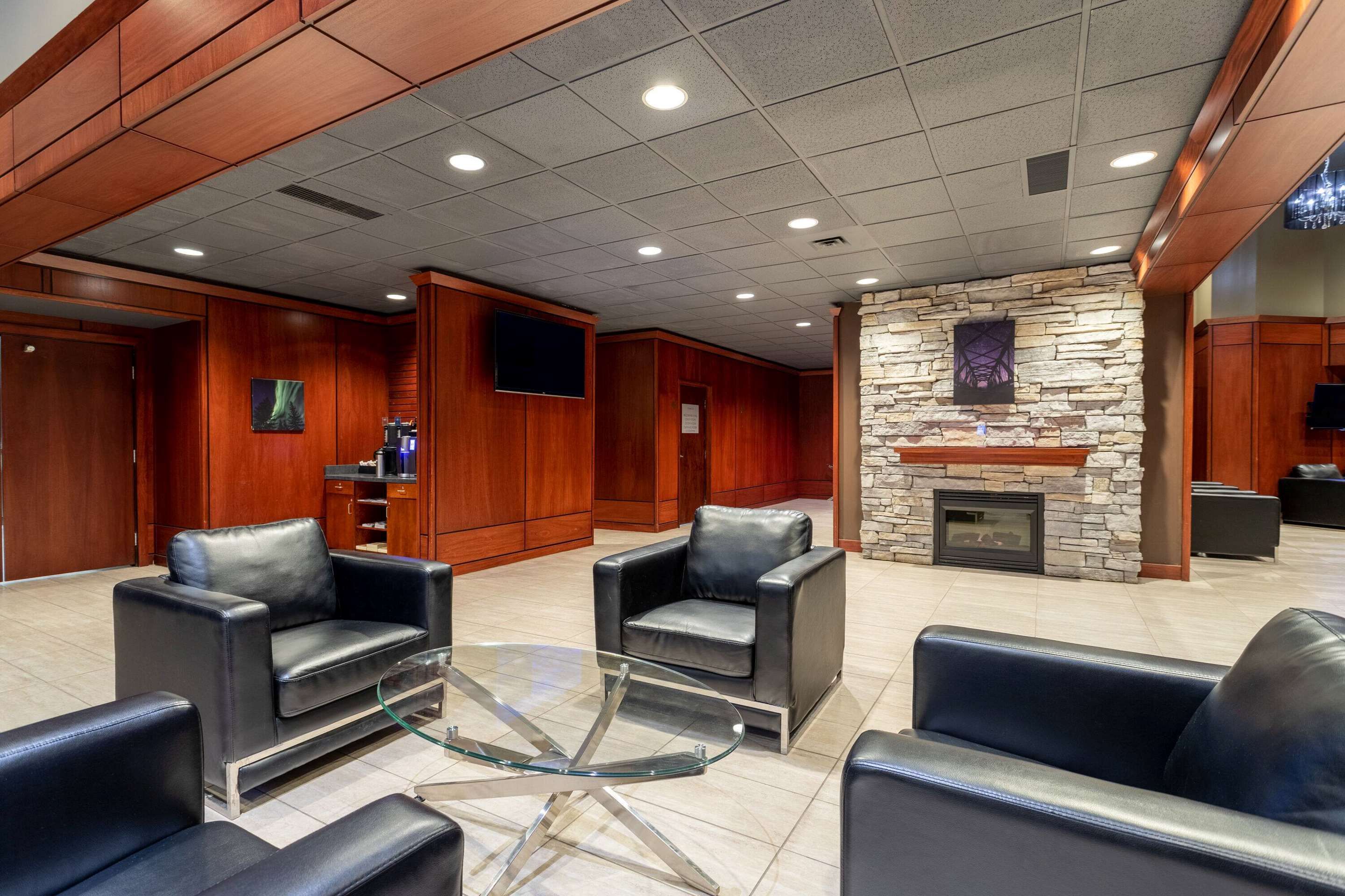 Ramada by Wyndham Northern Grand Hotel & Conference Centre - Fort Saint John - Ingresso