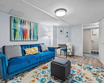 The Cozy Birdnest w/ Sauna & Outdoor Lounge space! - Englewood - Living room