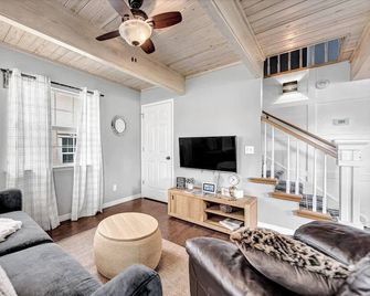 The Oak Cottage- Charming Downtown Family Retreat in the Heart of Siloam Springs - Siloam Springs - Wohnzimmer