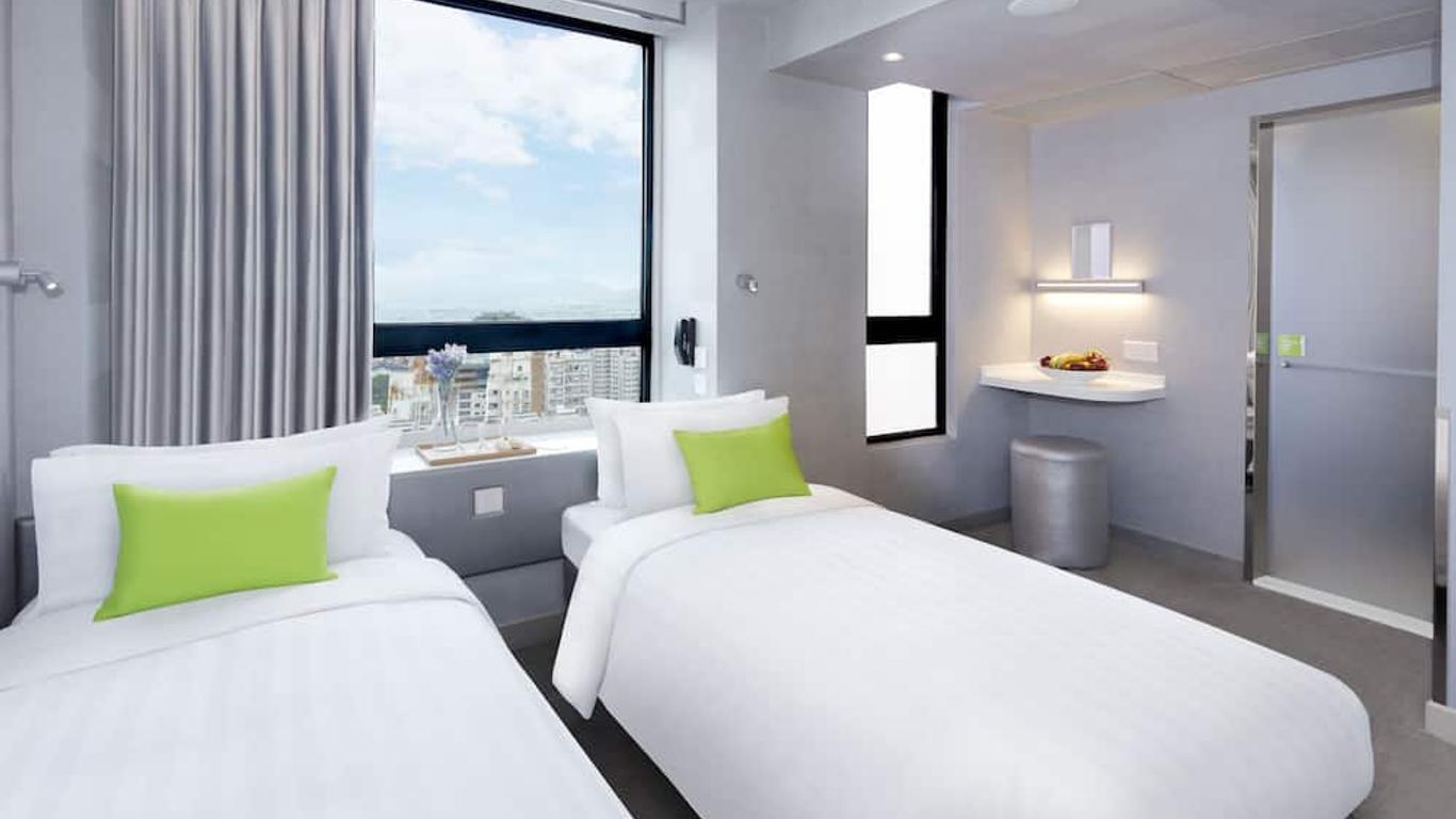 هوتل إيز مونج كوك