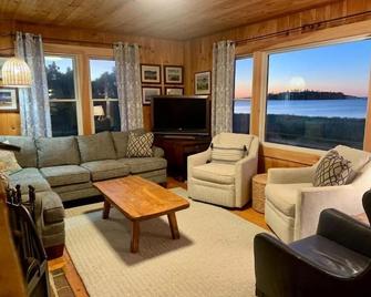 Popham Beach Oceanfront Cottage, 4 bedrooms, 2.5 bath, sleeps 9 - Phippsburg - Sala de estar