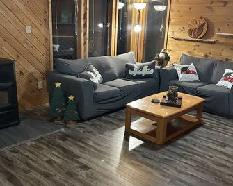 Charming creekside cottage on 2 acres w/ hot tub and king bed - Lac Du Bonnet - Living room