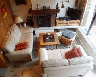 Quiet corner house 3/23 newly renovated, washing machine, WLAN, close to the beach - Bruinisse - Sala de estar
