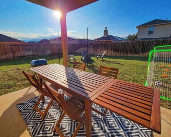 Luxury San Antonio Home - Total 5 beds with 2 King Beds, Near SeaWorld, Six Flags and Attractions - San Antonio - Patio