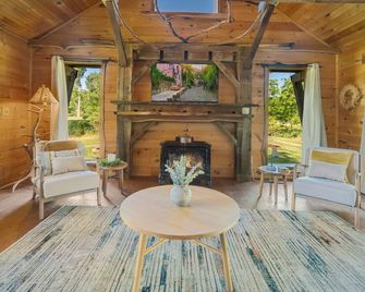 Cabin In the Finger Lakes near the Seneca Lake Wine Trail and Watkins Glen - Burdett - Sala de estar