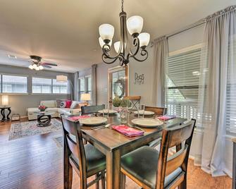 Cozy Woodlands Townhome with Deck Near Market Street - The Woodlands - Dining room