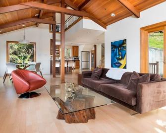Spacious & Exclusive Home - Oakland - Living room