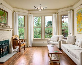 Your Safe Haven In The Heart Of Metropolitan Portland - Portland - Living room