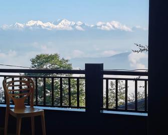 Bayaroo Stay Lamahatta - Darjeeling - Balcón