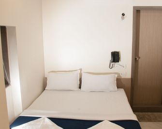 City Hotel - Bombay - Habitación