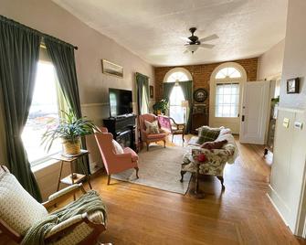 Historic Victorian Apartment - Mc Gregor - Living room